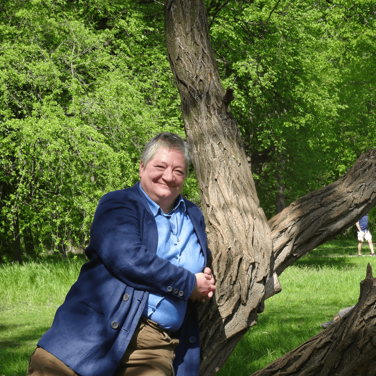Marlies J. C. Reimers auf einen Baum sitzend im Schloßpark Berlin-Charlottenburg